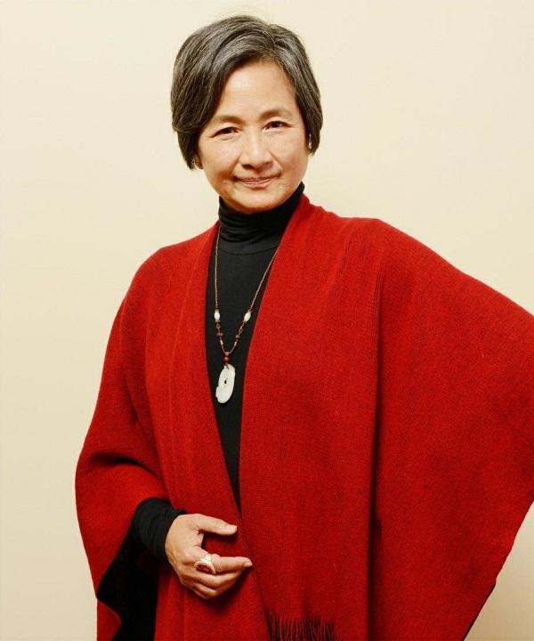 听郑佩佩"回首一笑七十年".