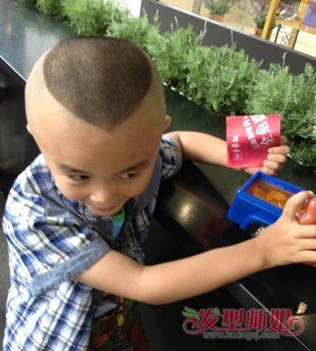 初秋男宝宝不要急着留头发 超可爱时髦男童心形发型来