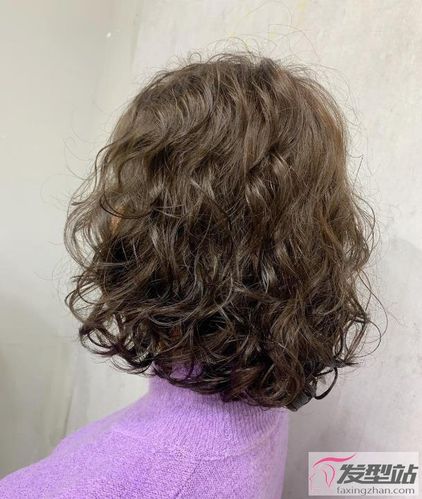 从发根开始烫卷的设计,可以解决头发贴皮和发量少的问题,蓬松的卷发从