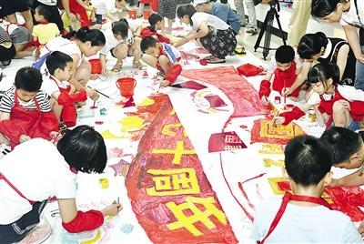 小手共绘中国梦大型亲子绘画拼图我和我的祖国快闪活动在市博物馆进行