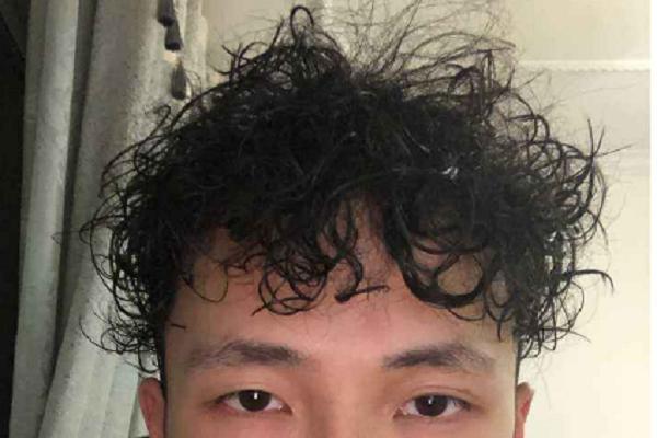 头发自然缠绕的原因主要是遗传因素,很多自然缠绕的头发是天生就有的.