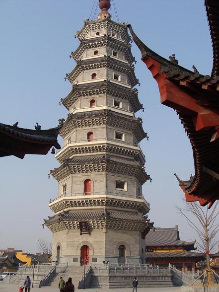 江苏省淮安市涟水能仁寺升起国旗和佛教教旗