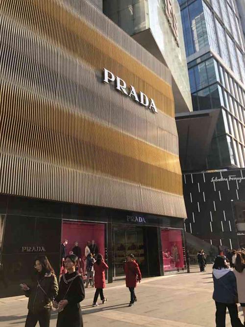 打分 这家位于成都ifs的prada旗舰店太气派了,东西非常齐全