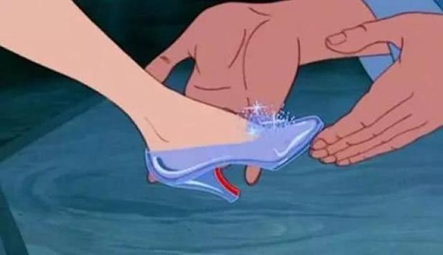 大家看看这手掌和水晶鞋的比例,灰姑娘不会也和柯南一样是小人