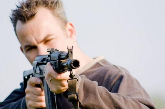 被枪王ak47打中,真实的伤口会是啥样?不要再被电影给骗了