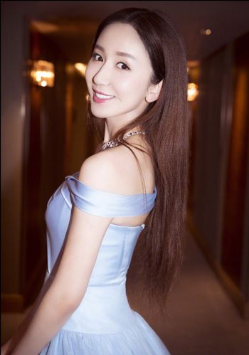 娄艺潇懒理绯闻,一身白裙喜笑颜开似仙女