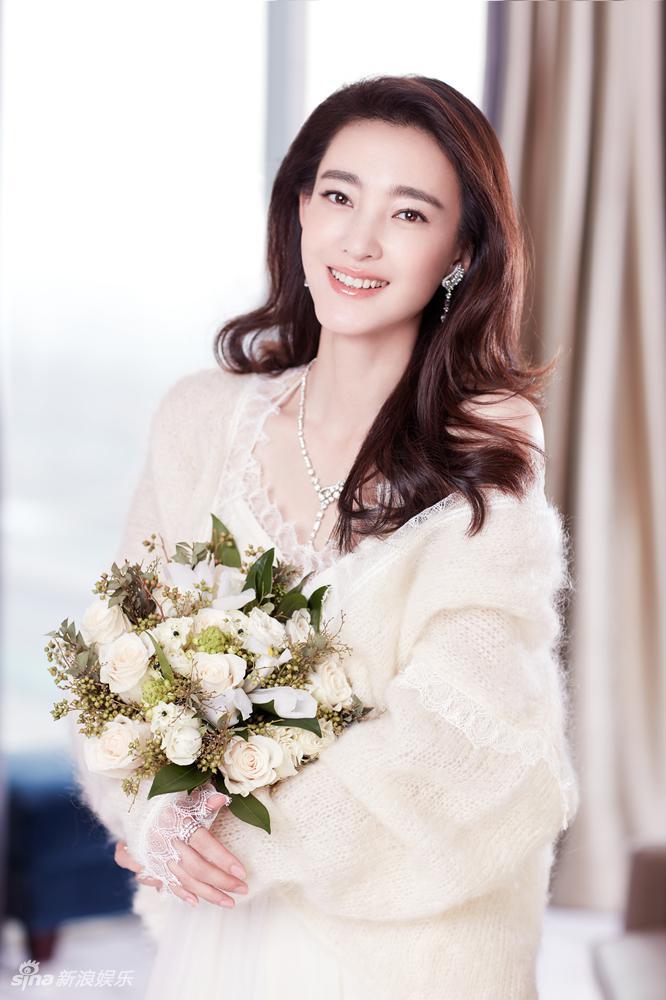 一颦一笑皆风情!王丽坤婚纱大片尽显温婉大气