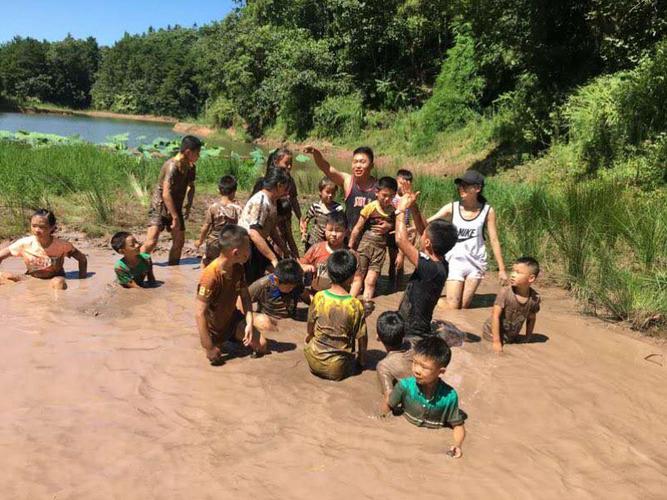 克服困难,泥潭中玩游戏