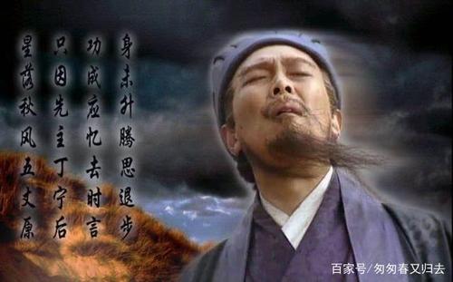 离城不远,他果然看见诸葛亮端坐在城楼上,笑容可掬,正在焚香弹琴.