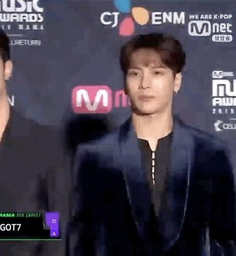 本来是想关注这个mama活动的,没想到大家居然关注起了王嘉尔的新发型