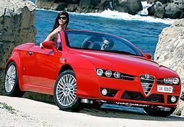 海边红色跑车与美女图片