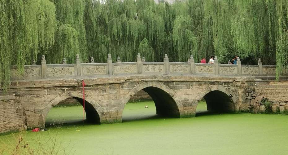 惠济古桥千年历史,整个桥面石头,栏杆花纹,桥空上字体纹路清晰,原始