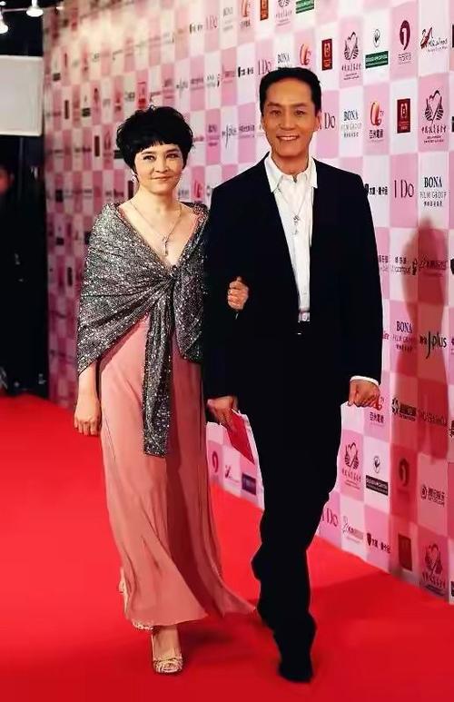 67岁梁丹妮还像个小姑娘穿粉色深v裙甜美减龄老妻少夫很恩爱