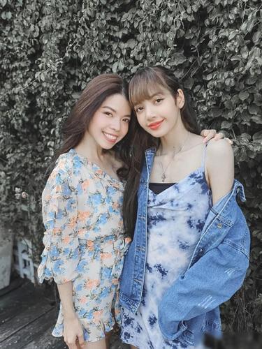 金智秀lisa仅差两岁,同穿蓝色连衣裙,却一个文艺一个俏皮!