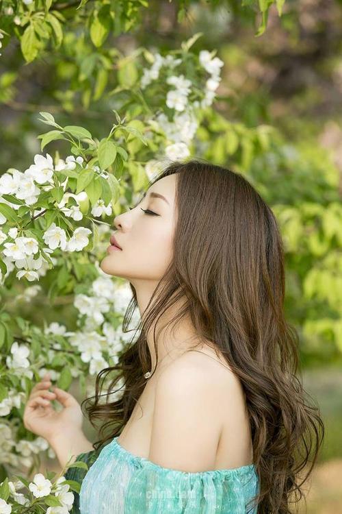 柳岩春花烂漫拍写真笑靥盈盈眼神温柔妩媚