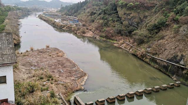 水库大坝下面的出水口