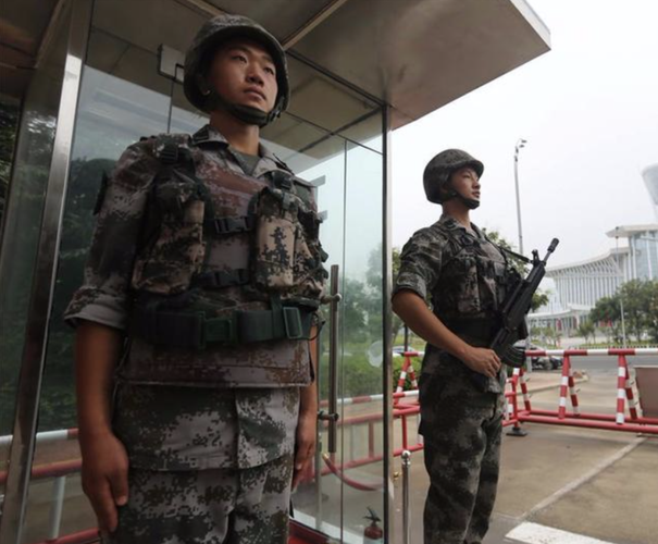 两名士兵站岗,为何只有一把枪?24年前的教训,至今难忘!