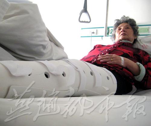 秦皇岛8旬老人后门上公交车被夹骨折