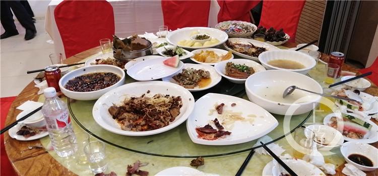 2020光盘行动丨过去客人开始离席了还在上菜 现在每桌都有人打包