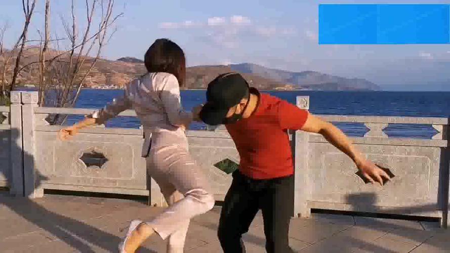 美女被人搂脖调戏,没想到她1个转身1个弹腿,踢到要害