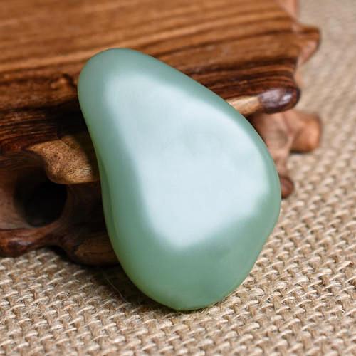 粉青和田玉——粉青中的稀有瓷蓝 粉青和田玉属和田碧玉的一种,它出自