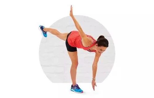 右腿立于地保持平衡,身