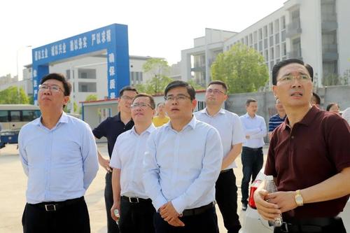 16日下午,京口区区长贾敬远率区政府办,区财政局,区住建局等单位负责