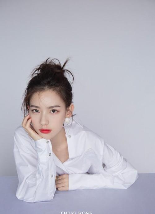 网红孙一宁接拍广告,衬衫故意不扣好扣子,实力诠释又纯又欲