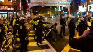至少3人被捕华盛顿唐人街爆发冲突约100名示威者与警察互殴