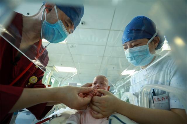 怀孕24周,产妇生下1斤重"巴掌宝宝",如今顺利出院跟妈回家