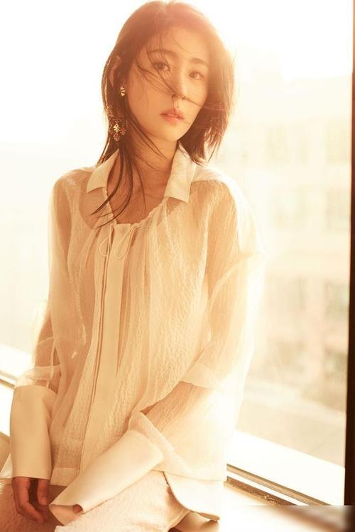 张碧晨6个月大肚照流出,穿宽松大衣也难掩孕肚,双腿却