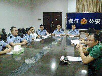 沅江市公安局副局长,局党委委员,政工室主任江丽民对9名新警加入