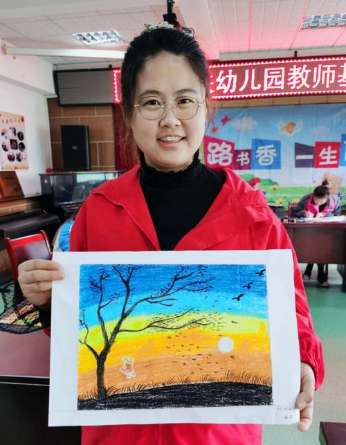 写美篇  教师们欣赏彼此的绘画作品,并讨论交流以提升绘画技能