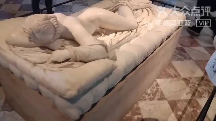 卢浮宫-"这个雌雄同体的人名字叫做海尔玛弗狄忒,是.