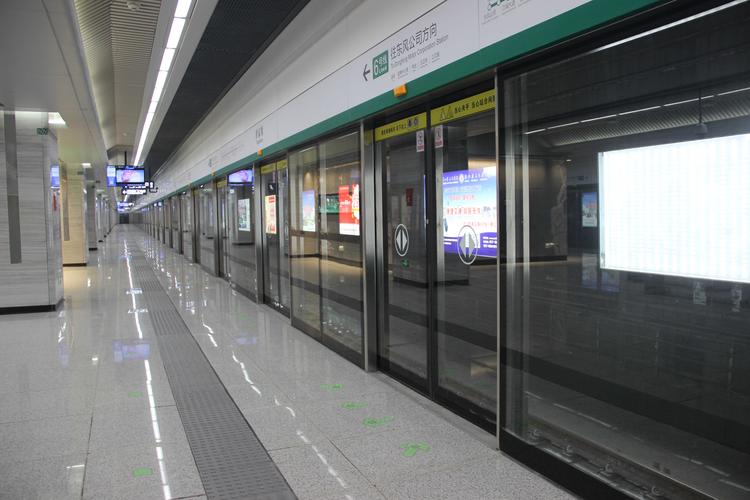 武汉地铁6号线16标唐家墩车站完工.