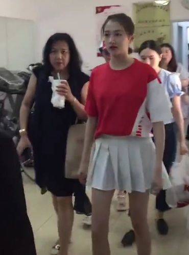 有一种"大佬"走姿叫关晓彤,当别人都是淑女走,她成全场最靓!