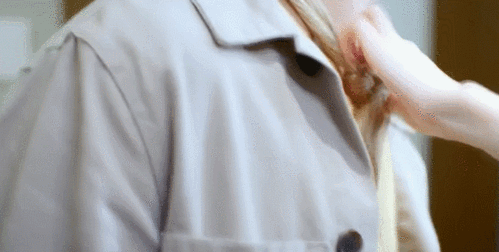 车祸看得多,没见过直接从广告牌冲出来撞上车尾的…… △男女主的