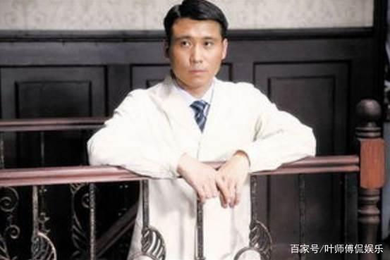 47岁朱乃文恋情曝光?跟年轻女子进出酒店被拍,街上甜蜜牵手靠头