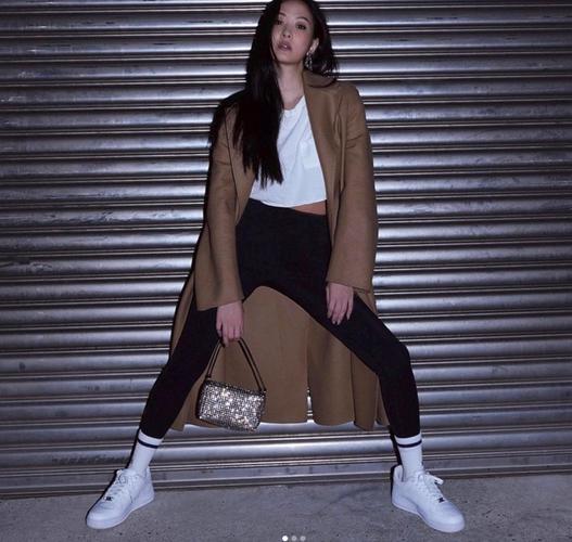 小白鞋穿搭有新招!"白鞋配白袜",赵露思,昆凌都这么穿!