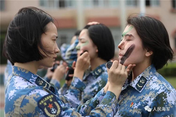 大专学历,海军上士军衔,现为海军陆战队某旅侦察营女兵队战士