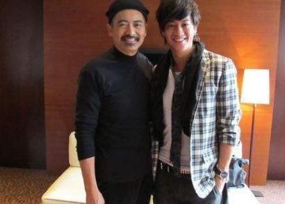 谁与周润发合影都一脸兴奋,唯独他,发哥跟他合影他却一脸嫌弃!