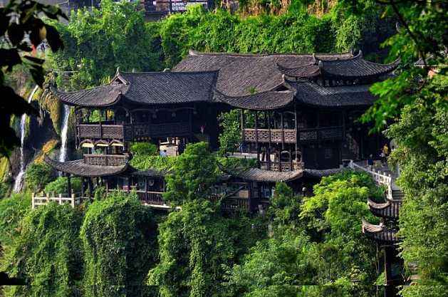 转角楼是该村土家族独有的建筑形式,与苗族,侗族和瑶族的吊脚楼不同.