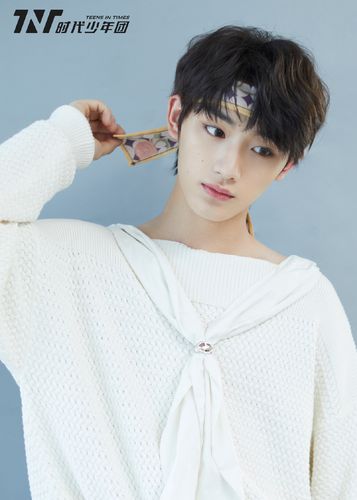 今晚的舞台也是不久前发布的新曲《姐姐真漂亮》的首秀.