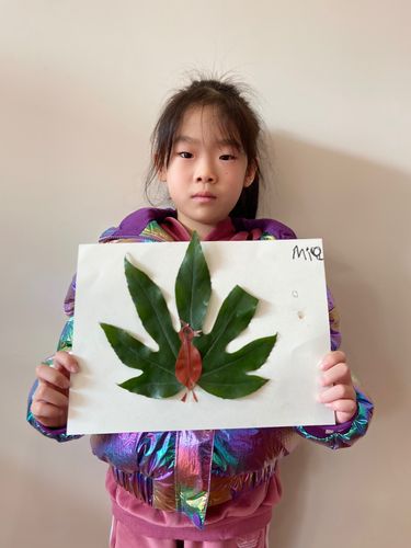 "与落叶共舞"树叶粘贴画
