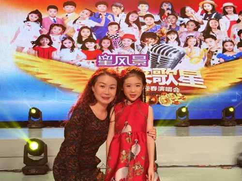 7岁的"精灵小公主"邓文怡选择了一首由单协和老师作词,姚峰老师作曲