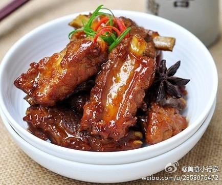 【红烧排骨】1,花生提前泡一下控干水份.