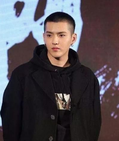 王一博换发型了,审美有些跟不上,不是理平头都叫帅气