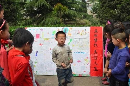 大前小学"中国梦我的梦"手抄报展览