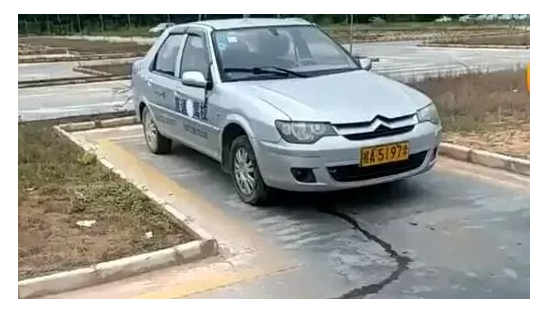 倒车入库是科目二考试挂科率最高的一个项目,明明平时练得好好的,考试