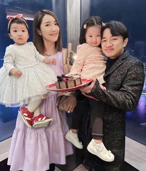 王祖蓝晒一家四口合照为老婆庆生,圈错李亚男